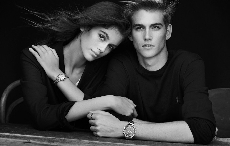 欧米茄宣布凯雅·格伯 (Kaia Gerber) 与普雷斯利·格伯 (Presley Gerber) 成为全新名人大使