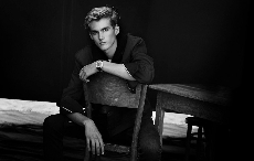 普雷斯利·格伯 (Presley Gerber) 的选择——欧米茄铁霸腕表