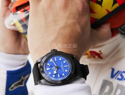 Visa Cash App RB F1车队赛车手角田裕毅（Yuki Tsunoda）佩戴Black Bay Ceramic Blue蓝色款腕表。